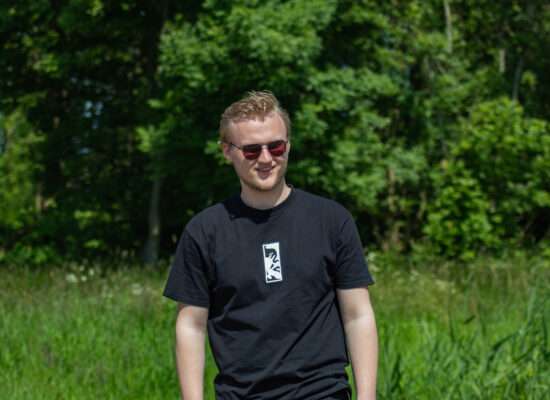 Ferron Poirot positioneert voor een portretfoto